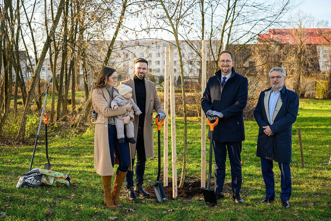 Posadzili drzewo na tarnowskich błoniach by upamiętnić narodziny syna
