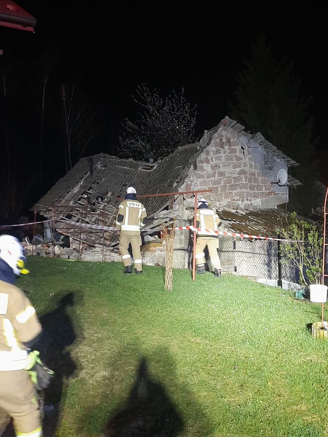 Potężna eksplozja w Jadownikach! Dom runął w sekundę, jedna osoba ranna