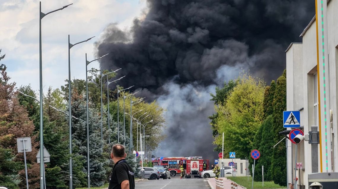 Potężny pożar na mieleckiej strefie. Płonęły odpady i ciężarówka, słychać było wybuchy Potężny pożar na mieleckiej strefie. Płonęły odpady i ciężarówka, słychać było wybuchy