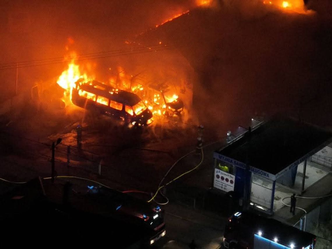 Potężny pożar w Skale. Spłonął zakład mechaniczny i autobusy, walka z żywiołem trwała kilka godzin