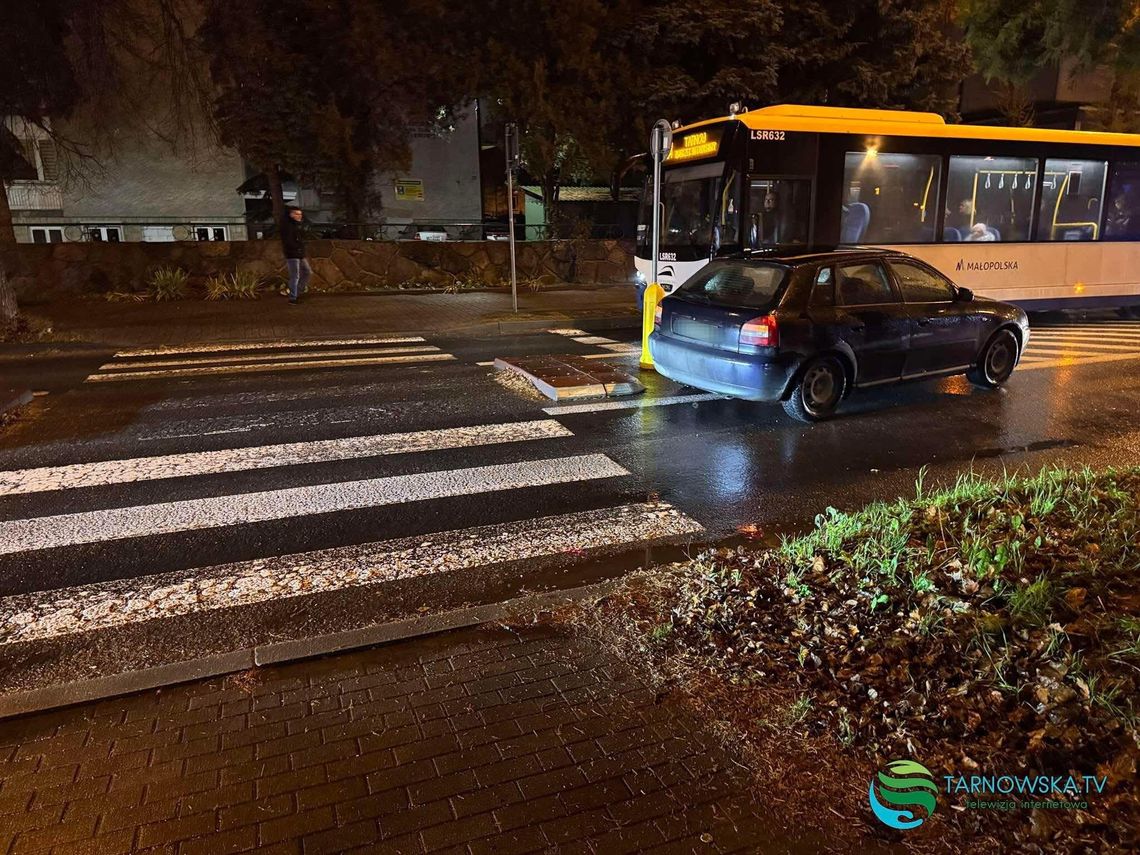 Potrącenie pieszej na Lwowskiej w Tarnowie. Kobieta trafia do szpitala