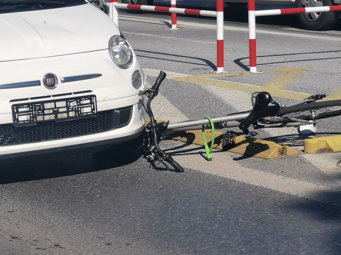 Potrącenie rowerzysty w centrum Tarnowa. 16-latek trafił do szpitala 