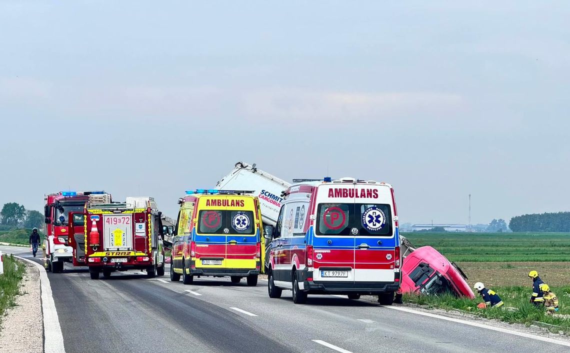Poważny wypadek dwóch ciężarówek na DW 964. Droga między Borzęcinem a Rylową całkowicie zablokowana. Na miejscu śmigłowiec LPR Poważny wypadek dwóch ciężarówek na DW 964. Droga między Borzęcinem a Rylową całkowicie zablokowana. Na miejscu śmigłowiec LPR
