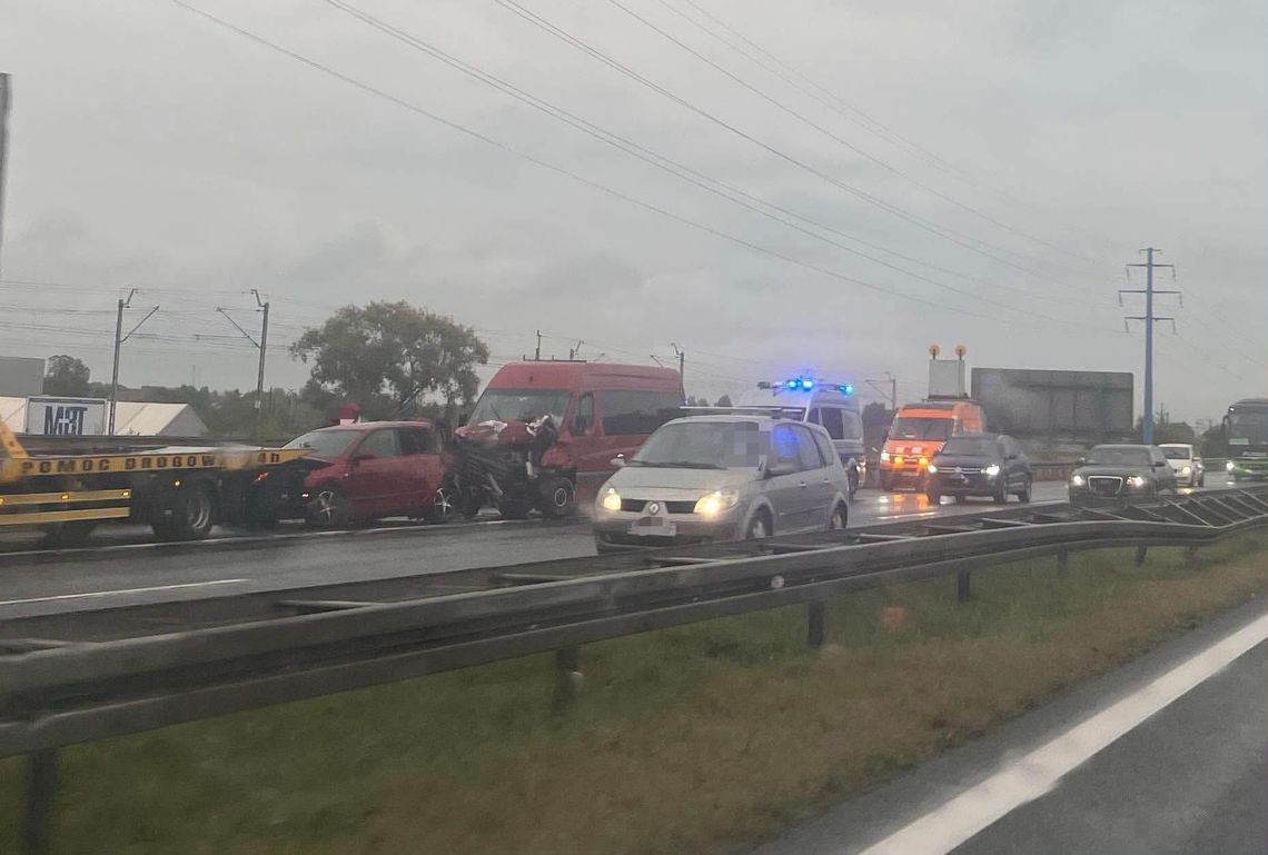 Poważny wypadek na A4 w kierunku Krakowa. Cztery osoby ranne Poważny wypadek na A4 w kierunku Krakowa. Cztery osoby ranne