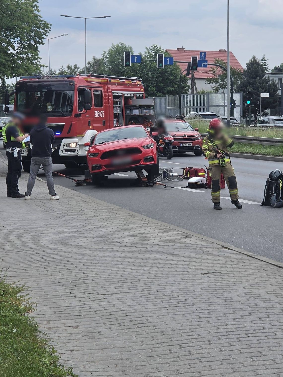 Poważny wypadek na ul. Radzikowskiego w Krakowie. Rowerzystka uwięziona pod samochodem Poważny wypadek na ul. Radzikowskiego w Krakowie. Rowerzystka uwięziona pod samochodem