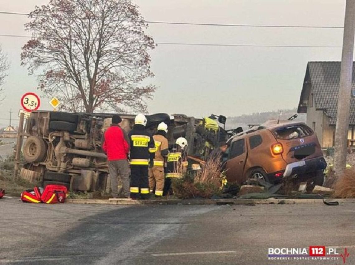 Poważny wypadek samochodu ciężarowego i osobowego w powiecie bocheńskim. Poszkodowani trafili do szpitala