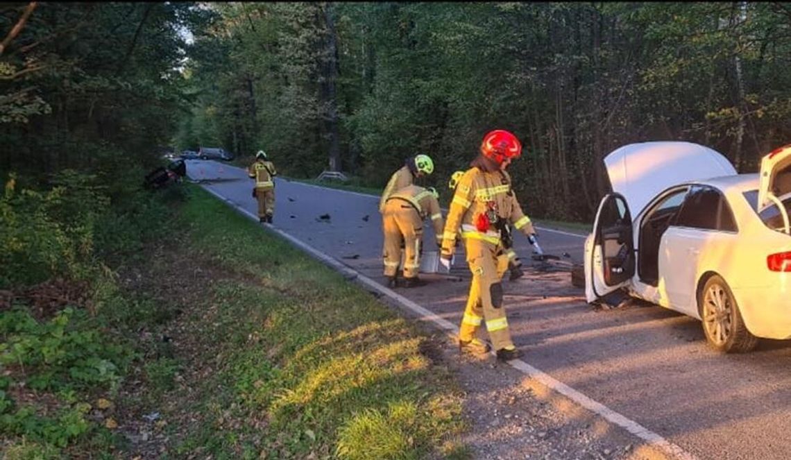 Poważny wypadek w Maszkienicach. Dwa samochody rozbite, jedna osoba w szpitalu. Droga zablokowana Poważny wypadek w Maszkienicach. Dwa samochody rozbite, jedna osoba w szpitalu. Droga zablokowana