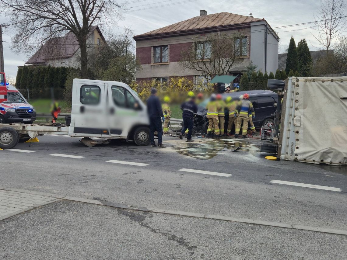 Poważny wypadek w Michałowicach. Droga wojewódzka nr 772 była całkowicie zablokowana