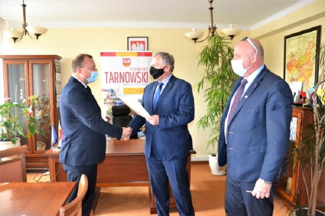 Powiat Tarnowski wspiera kolejne inwestycje drogowe w Ryglicach