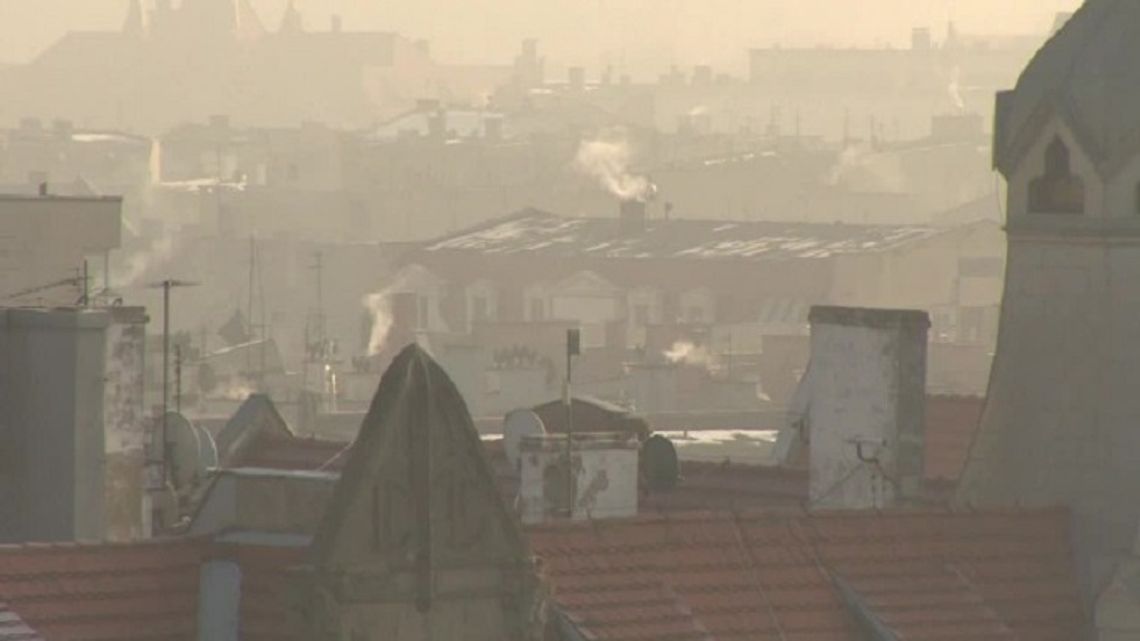 „Powietrze w Krakowie jest coraz lepsze”. Stolica Małopolski walczy ze smogiem zakazem palenia węglem i drewnem