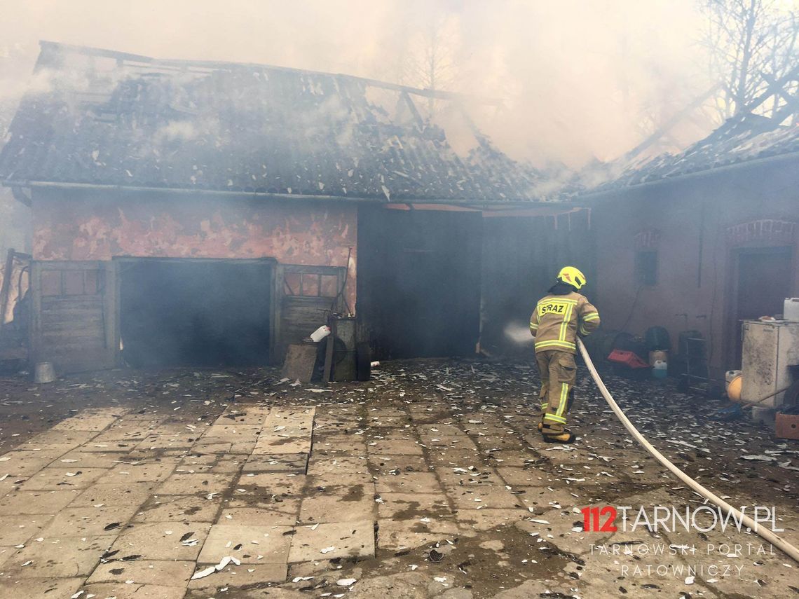 Pożar budynków gospodarczych w Olszynach. Na czas udało się ewakuować zwierzęta