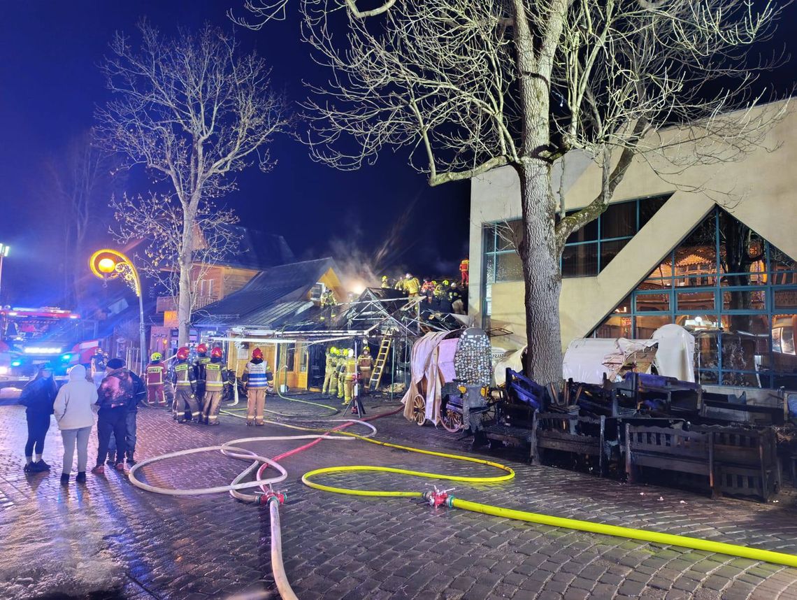 Pożar budynku gastronomicznego na Krupówkach w Zakopanem. Poszkodowane osoby w szpitalu