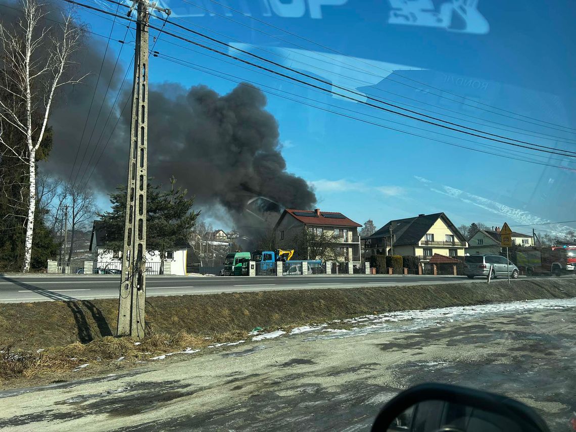 Pożar budynku gospodarczego w Jurkowie. Wewnątrz substancje łatwopalne