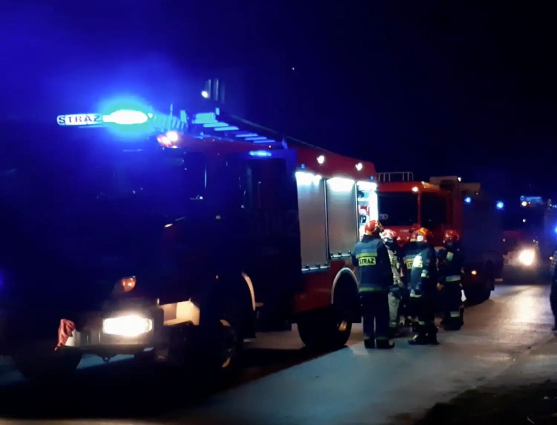 Pożar budynku gospodarczego w Szarwarku. Wewnątrz butle z gazem i samochód