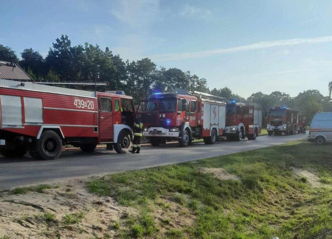 Pożar budynku mieszkalnego w powiecie dąbrowskim. Są osoby poszkodowane