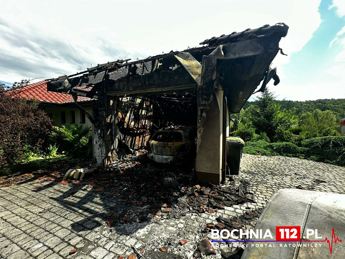 Pożar domu pod Bochnią, najbardziej ucierpiał garaż. Wewnątrz był samochód