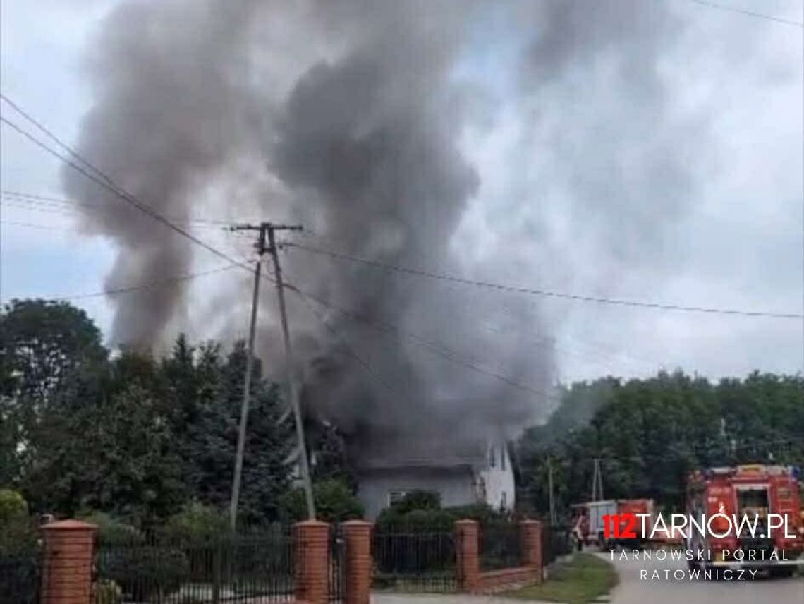 Pożar domu pod Radłowem. Na miejscu 10 zastępów straży pożarnej