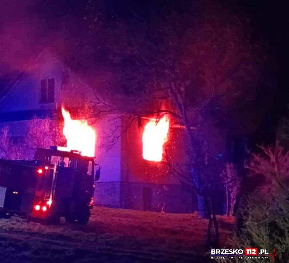 Pożar domu w Iwkowej. Dwie osoby znajdowały się wewnątrz budynku