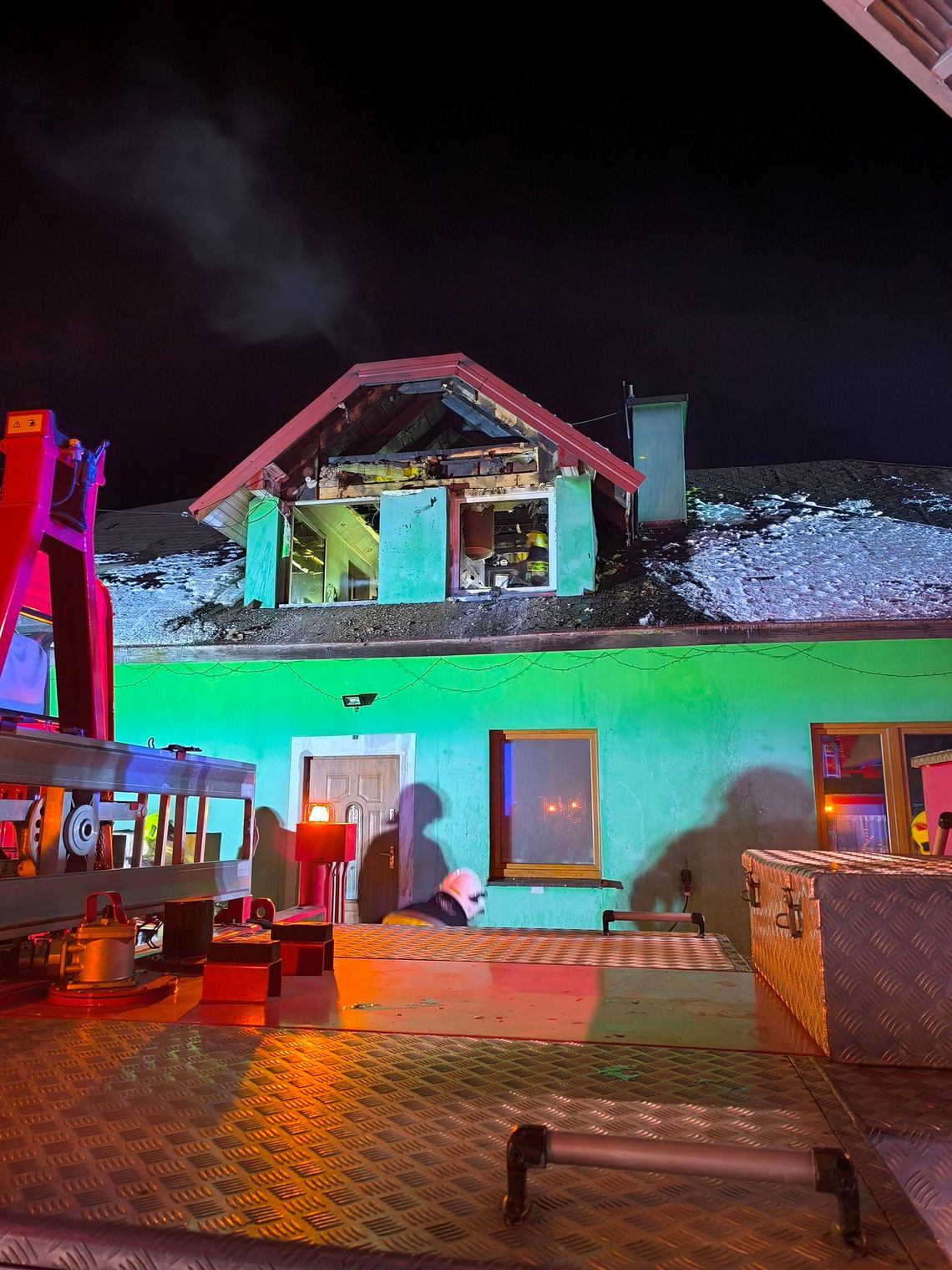 Pożar domu w powiecie gorlickim, na miejscu działały liczne zastępy straży pożarnej