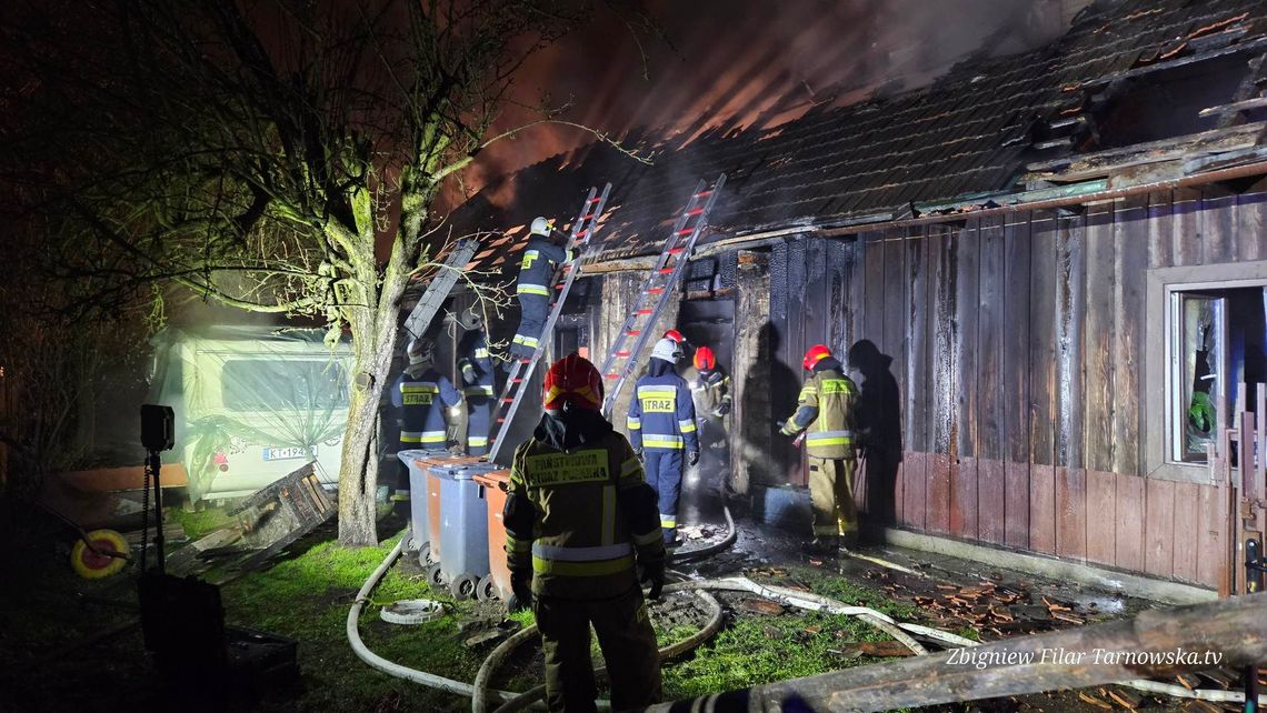 Pożar drewnianego domu w Tarnowie. Budynek nadaje się do rozbiórki
