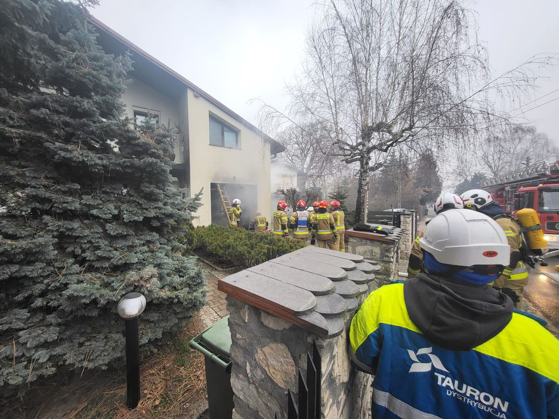 Pożar garażu w budynku mieszkalnym w Brzesku. Jedna osoba poszkodowana