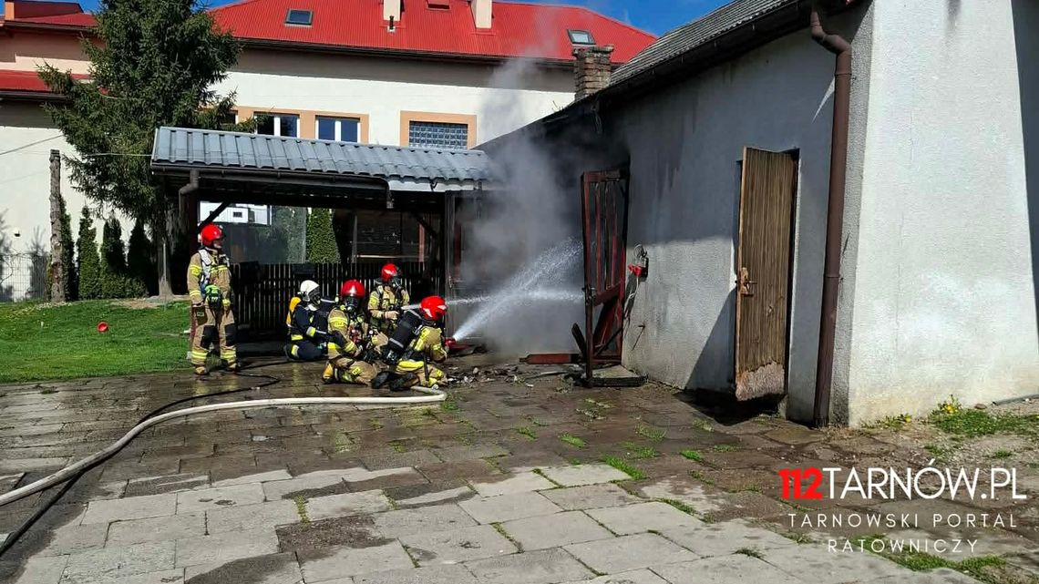 Pożar garażu w Olszynach. Ewakuowano szkołę, z ogniem walczyło ponad 30 strażaków