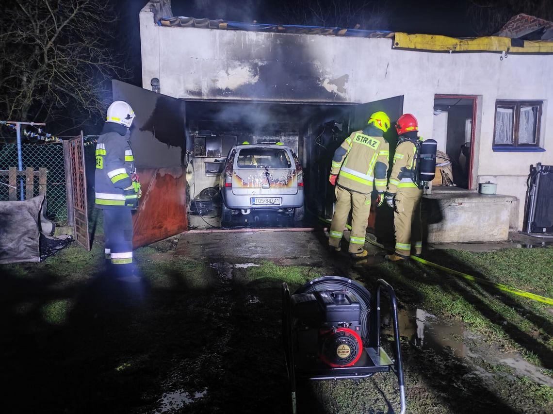 Pożar garażu w Słupcu. Zniszczony samochód
