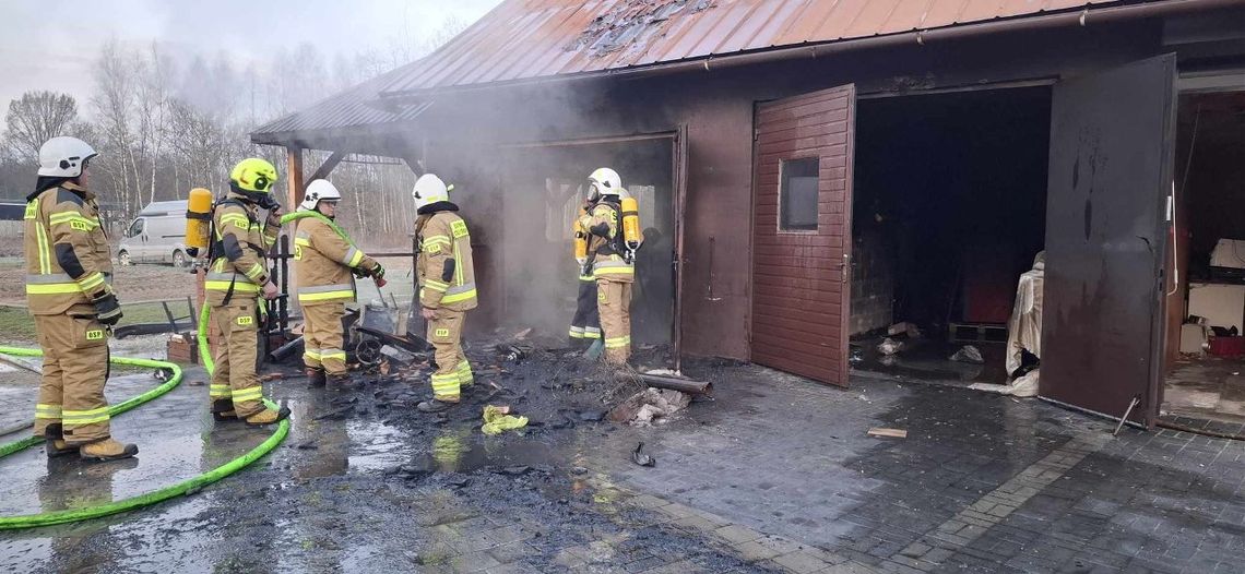 Pożar garażu w Smykowie. W akcji zastępy PSP i OSP, nikt nie został ranny Pożar garażu w Smykowie. W akcji zastępy PSP i OSP, nikt nie został ranny