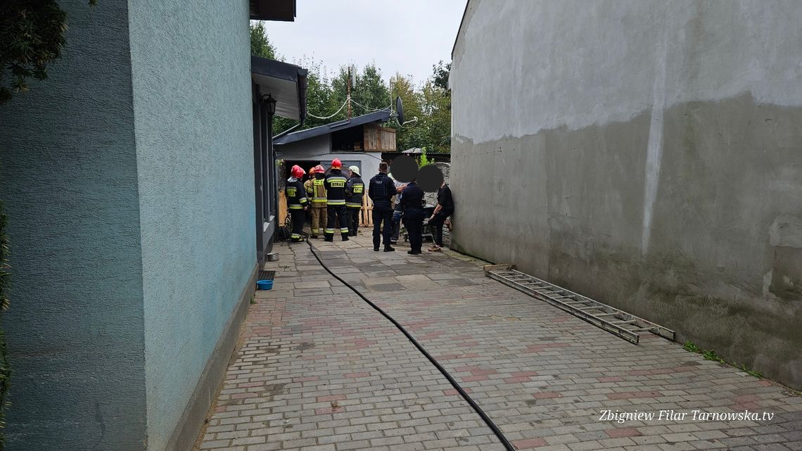 Pożar garażu w Tarnowie. Interweniowały 4 zastępy straży pożarnej