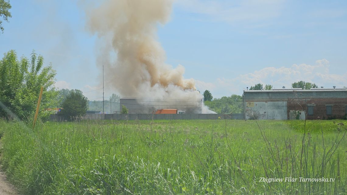 Pożar hali magazynowej w Tarnowie. Paliły się śmieci