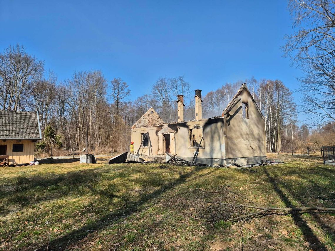 Pożar i zawalony dach na budynku mieszkalnym w Starych Żukowicach