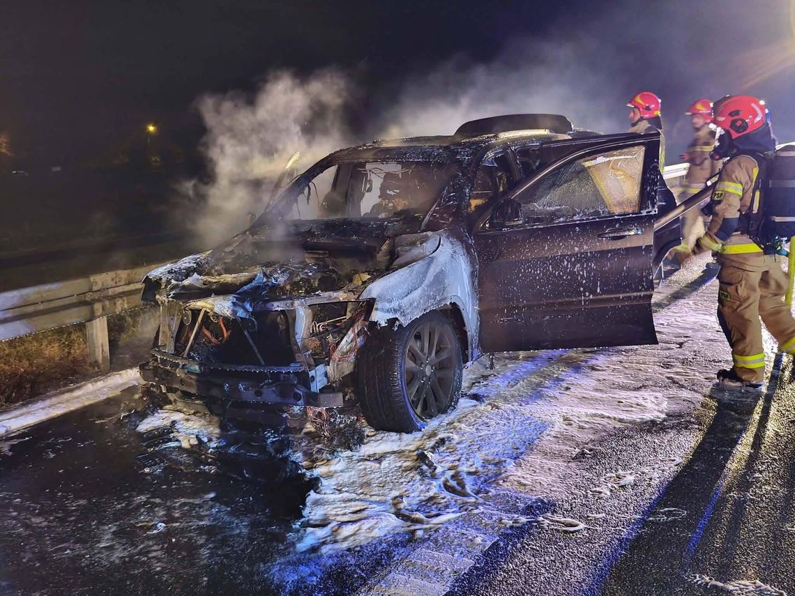 Pożar na autostradzie A4 pod Tarnowem. Strażacy i policja na miejscu zdarzenia Pożar na autostradzie A4 pod Tarnowem. Strażacy i policja na miejscu zdarzenia