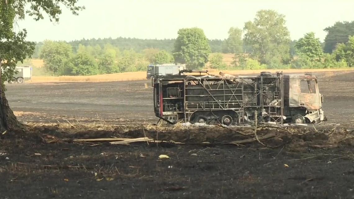 Pożar na polu, w ogniu stanął też wóz strażacki. Spłonął doszczętnie, żaden z ratowników nie został poszkodowany