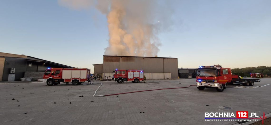 Pożar na terenie firmy zajmującej się sortowaniem śmieci w Bochni