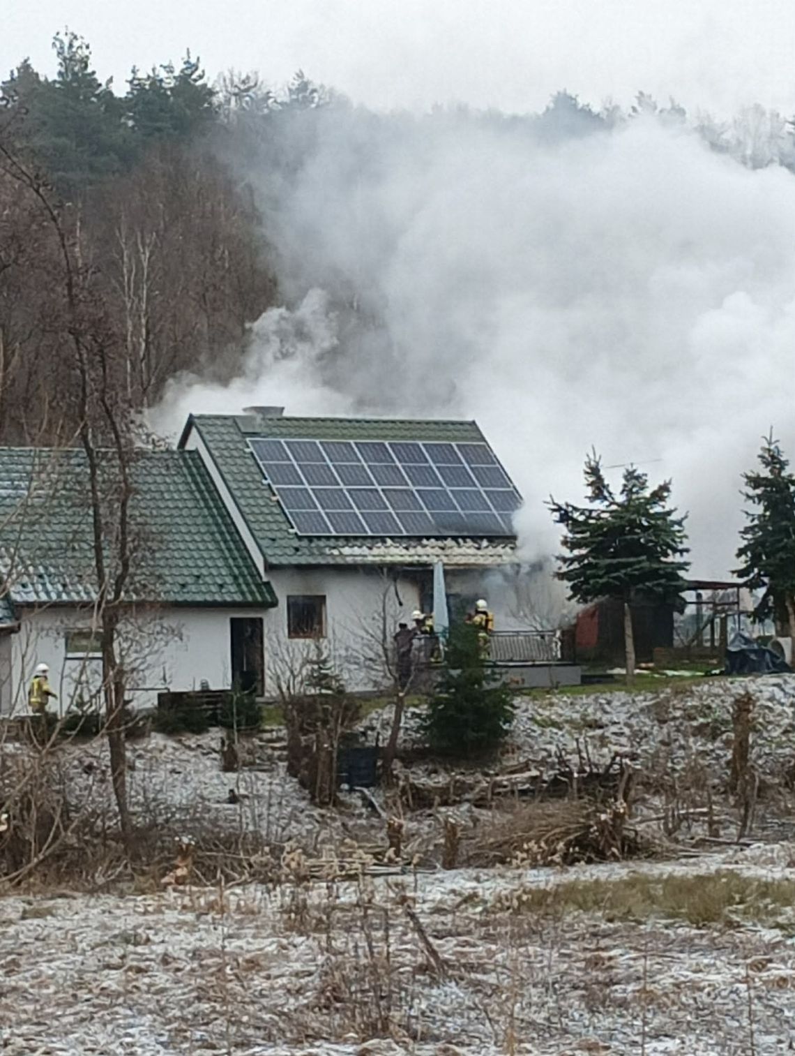 Pożar od pieca kaflowego rozprzestrzenił się na budynek. Akcja gaśnicza w Gosporzydowej