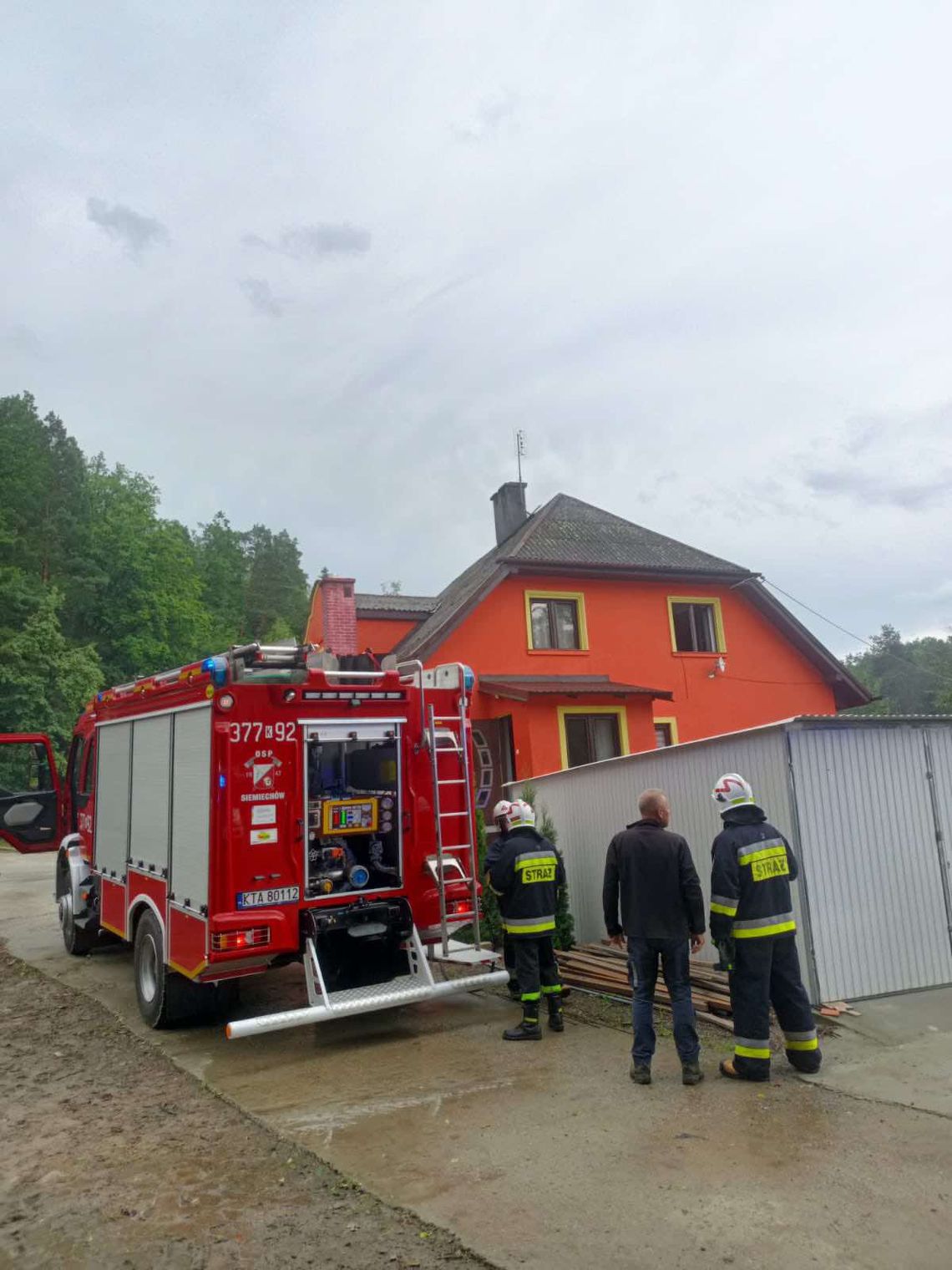 Pożar poddasza w Siemiechowie. Mężczyzna trafił do szpitala
