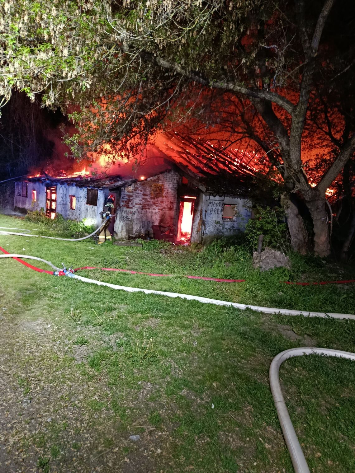 Pożar pustostanu w Brniu. Nocna akcja kilku jednostek straży pożarnej
