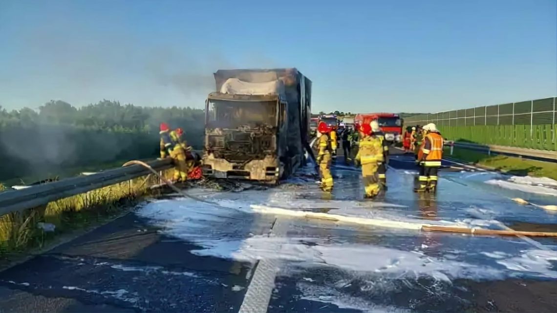 Pożar samochodu ciężarowego na autostradzie A4 w Tarnowie