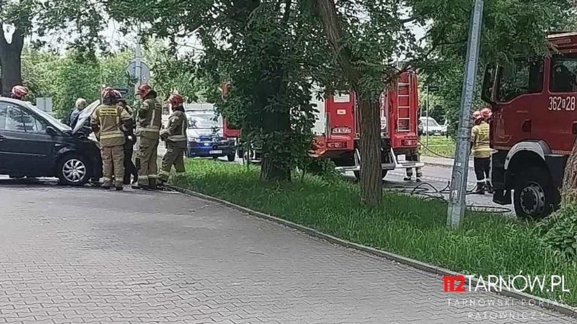 Pożar samochodu przy al. Fatimskiej w Tarnowie. Pomogły przypadkowe osoby!