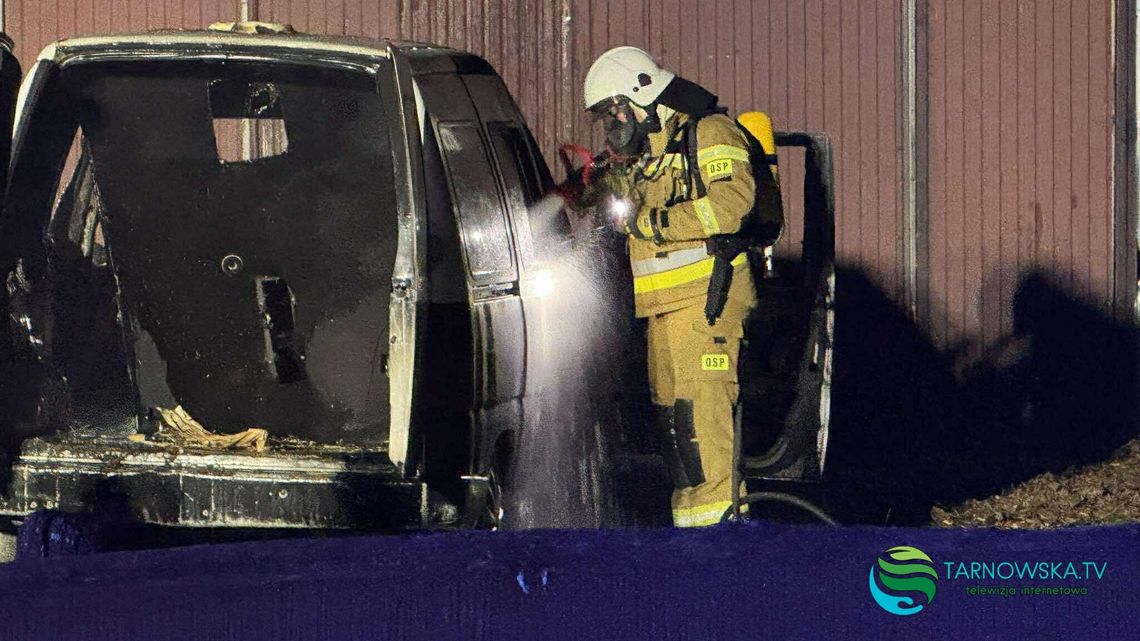 Pożar samochodu w Mikołajowicach pod Tarnowem. Jedna osoba poszkodowana