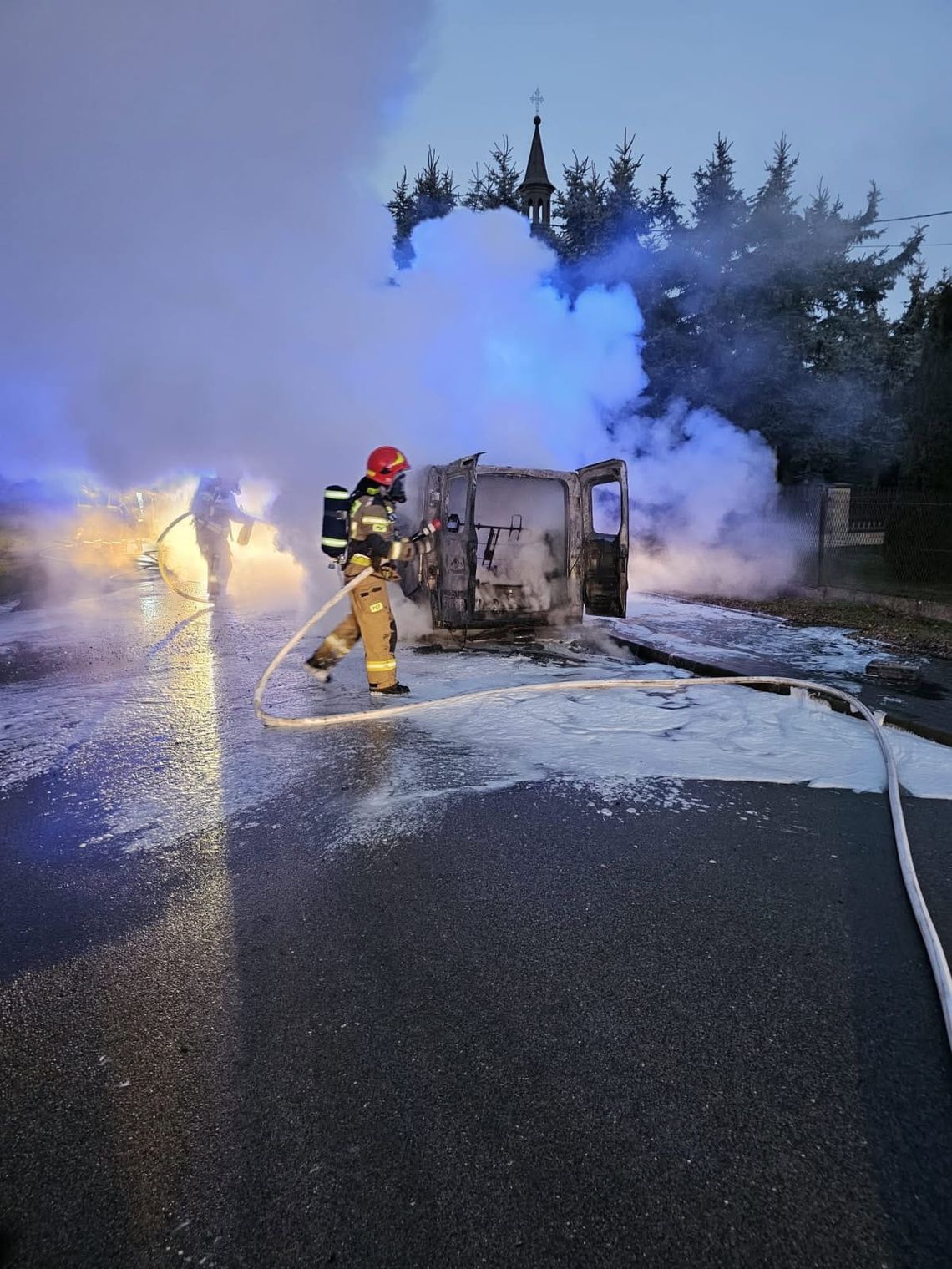 Pożar samochodu w powiecie dąbrowskim. Akcja strażaków w Żelichowie