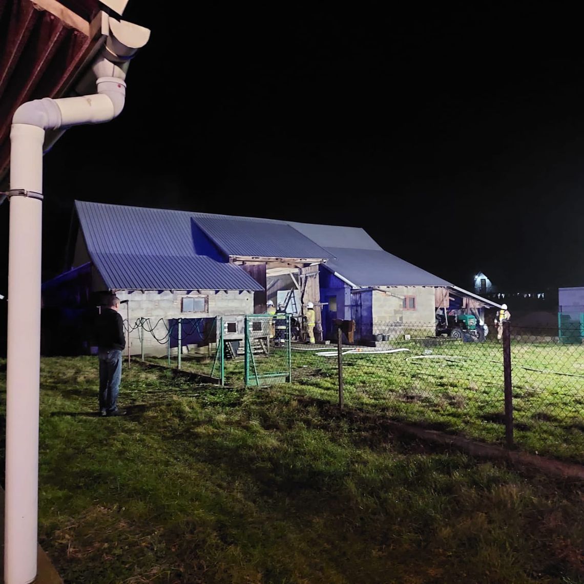 Pożar stodoły w Gruszowie Wielkim. Strażacy z powiatu dąbrowskiego w akcji Pożar stodoły w Gruszowie Wielkim. Strażacy z powiatu dąbrowskiego w akcji