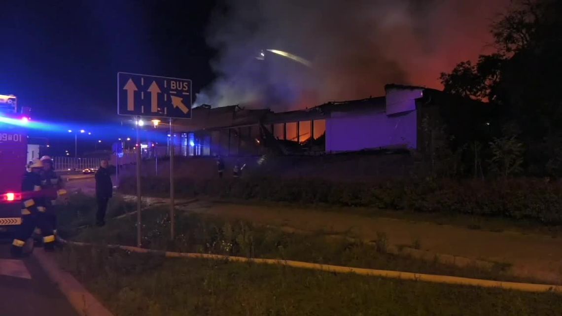 Pożar supermarketu w Kielcach. Zawalił się dach, nikomu nic się nie stało