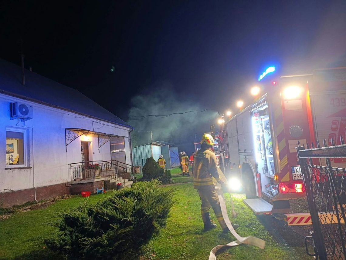 Pożar suszarni w powiecie dąbrowskim. Ogień zagrażał garażowi z maszynami rolniczymi Pożar suszarni w powiecie dąbrowskim. Ogień zagrażał garażowi z maszynami rolniczymi