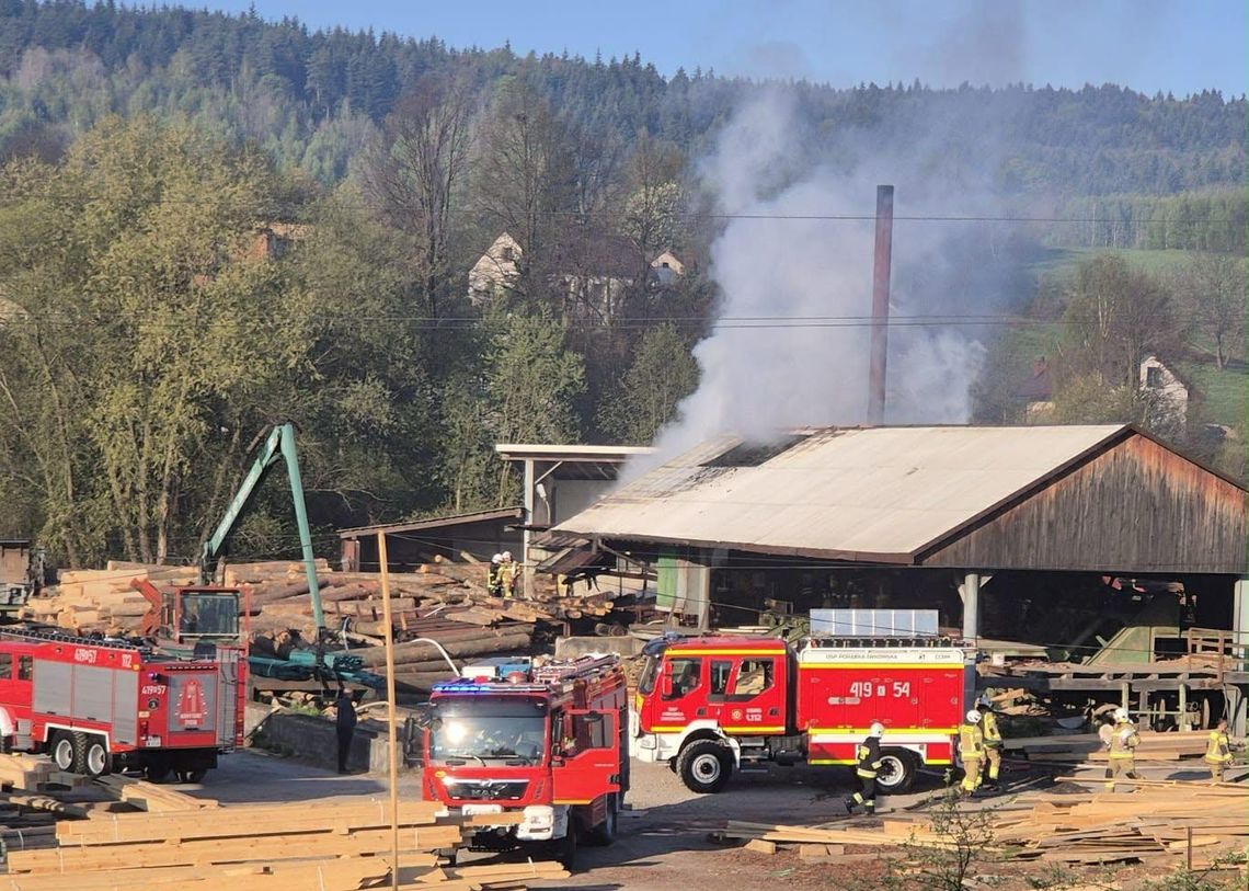 Pożar tartaku w Iwkowej. Słup dymu nad miejscowością