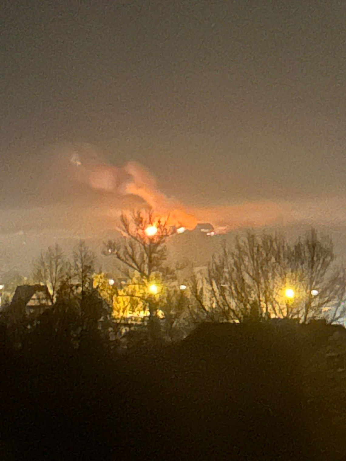 Pożar w Rożnowicach. Pali się garaż wraz z samochodem