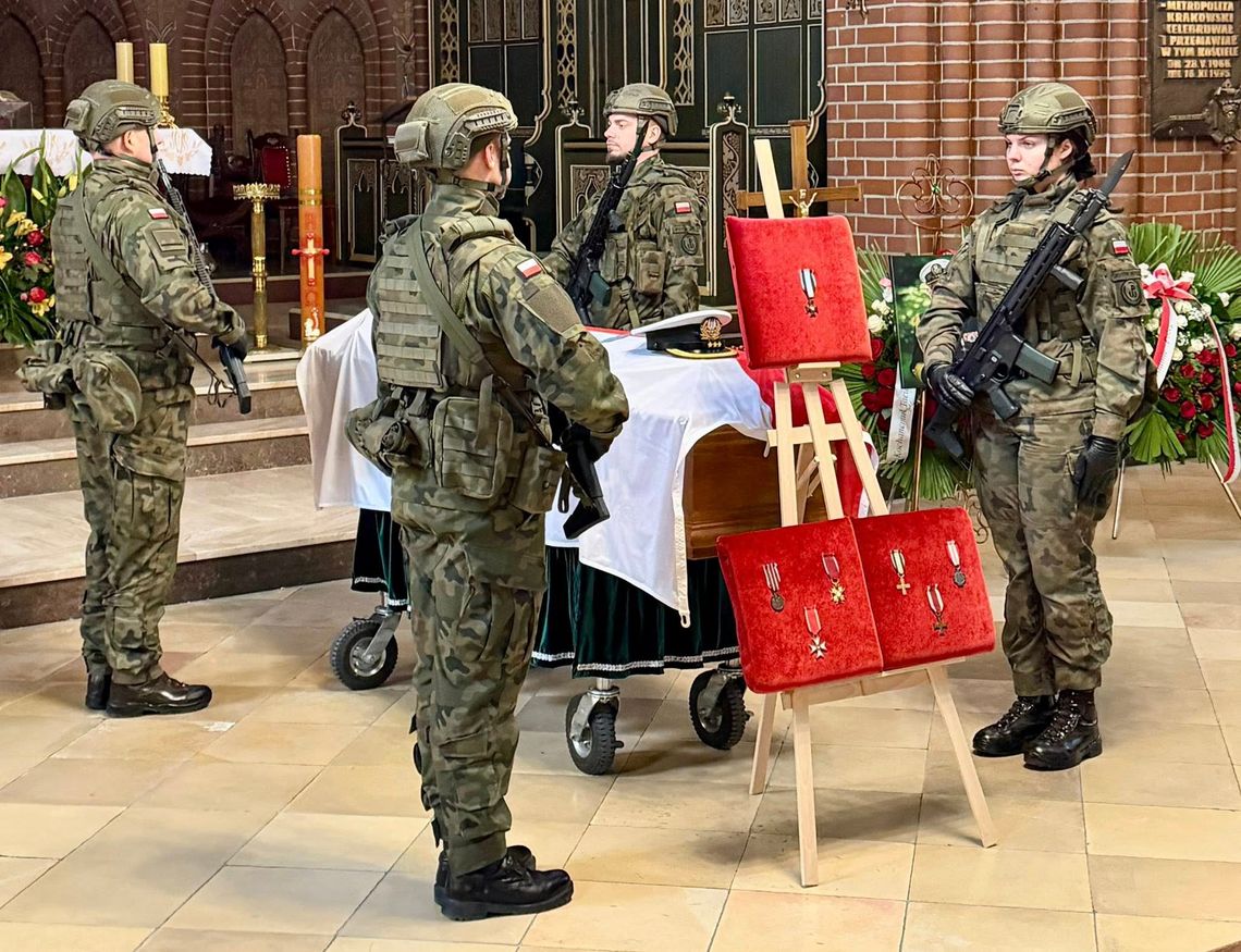 Pożegnanie komandora Romana Rakowskiego. Odszedł świadek historii i Honorowy Obywatel Brzeska