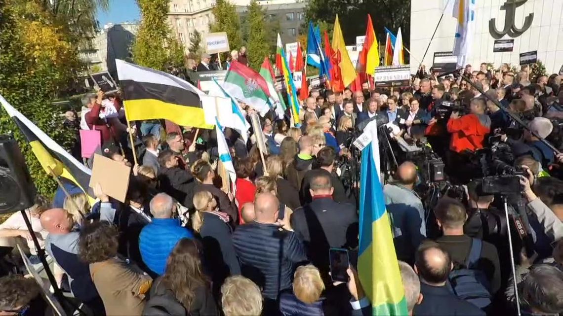 "Pozostanie nam tylko ciemność". Protest samorządowców z całej Polski w Warszawie