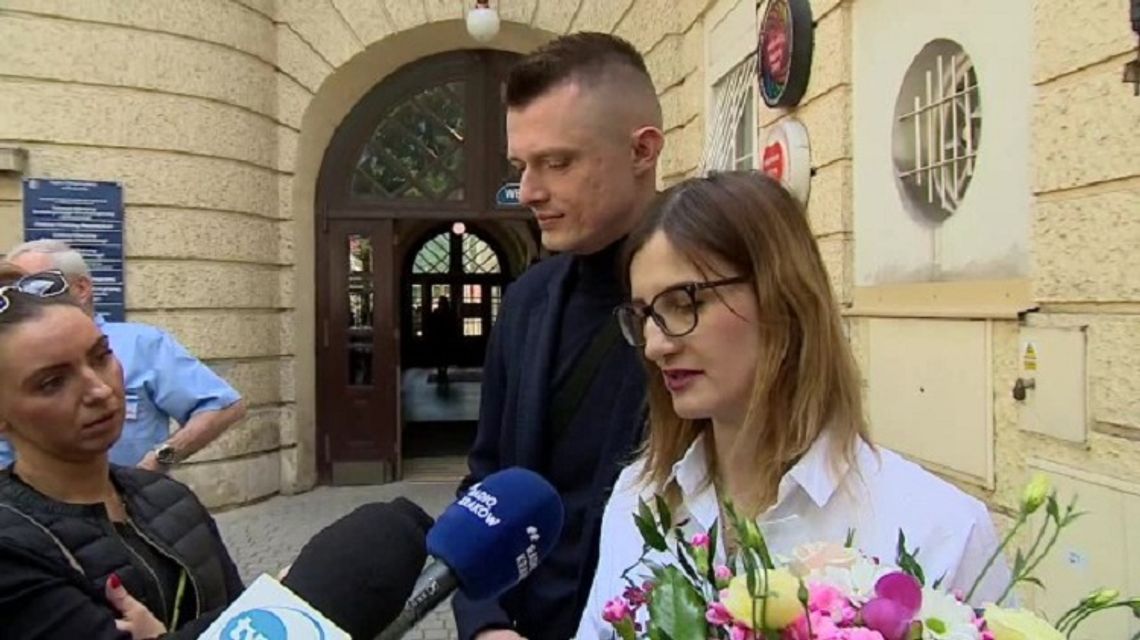 Premier M. Morawiecki przekazał rodzicom sześcioraczków kluczyki do nowego samochodu