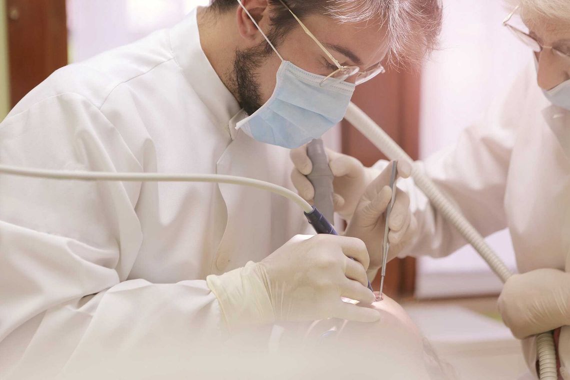 Proces zakładania koron pełnoceramicznych – co warto wiedzieć przed wizytą u stomatologa?